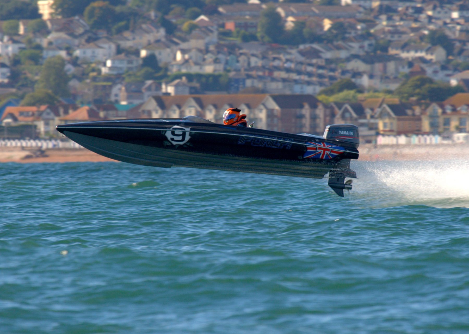 Stronger, lighter, faster – using epoxy for powerboats.